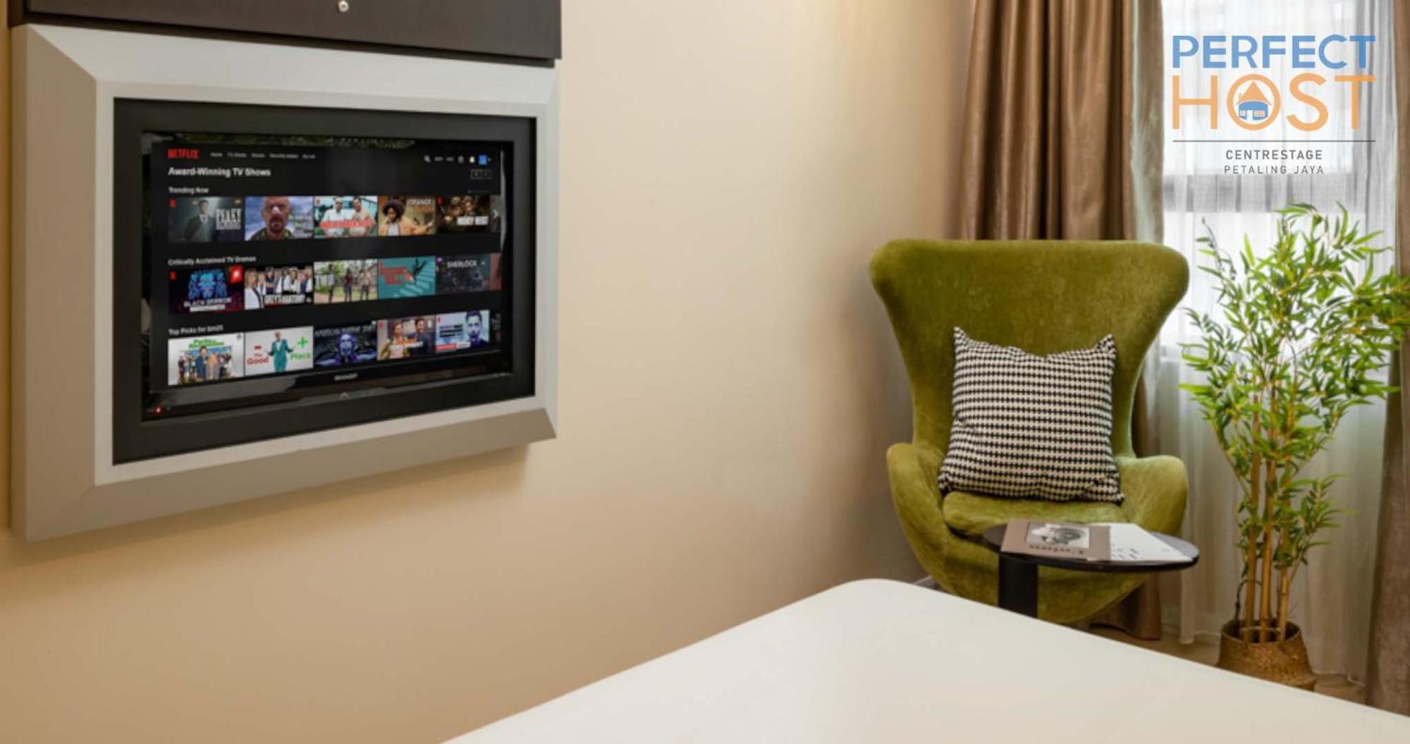 Hotel Centrestage Petaling Jaya By Perfect Host Exteriér fotografie A television in a hotel room